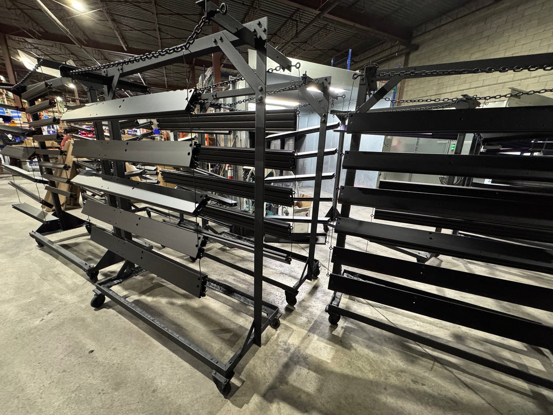 Profilés d’aluminium peints en poudre noire sur des supports