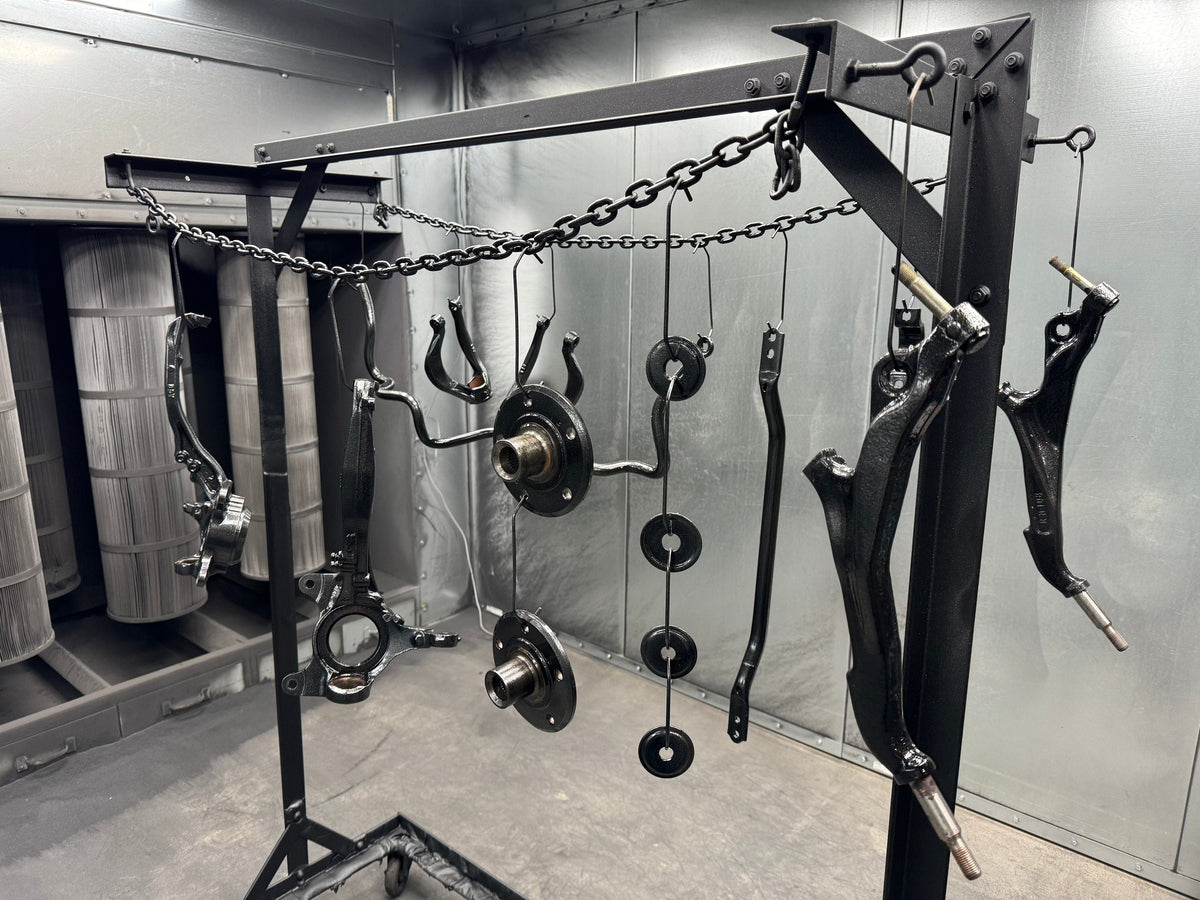 Pièces de suspension peintes en poudre noire sur un support