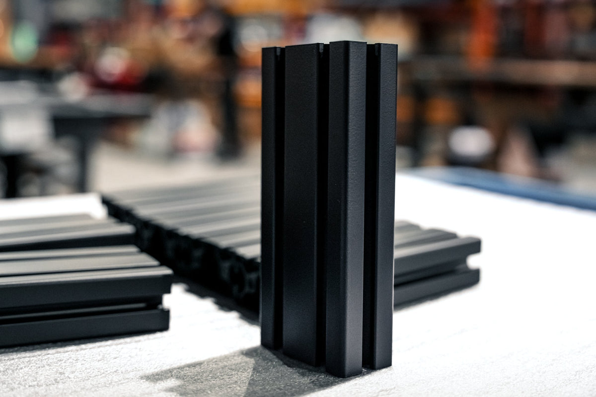 Profilé d’aluminium extrudé peint en poudre noire