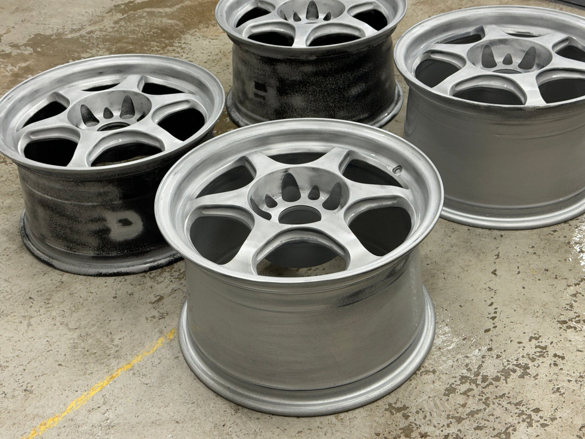 Jantes en aluminium décapées avant la peinture en poudre