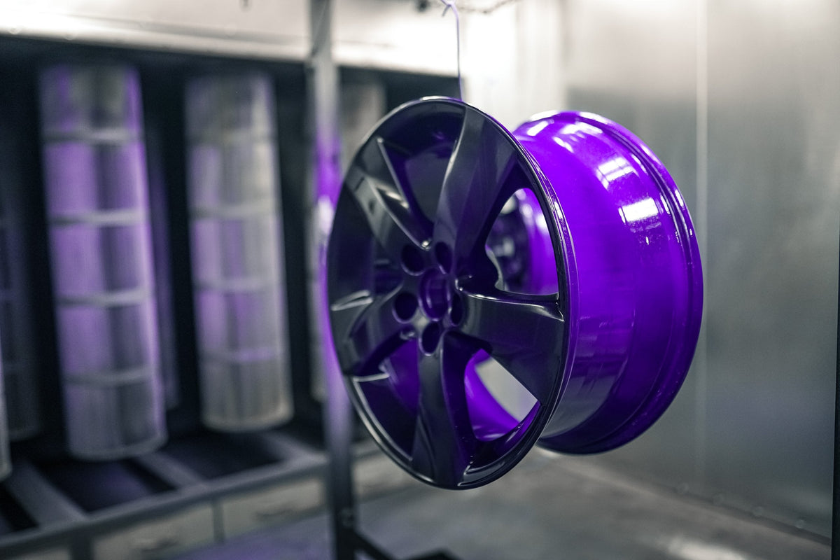 Jante peinte en poudre violet lustré suspendue dans la cabine